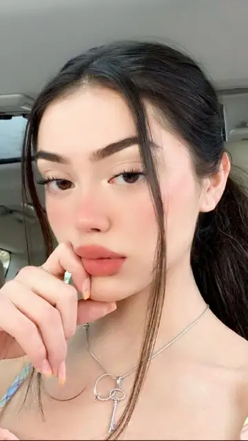 Face Glow Lens by Sunny Bahadurpuria🎥 - Snapchat Lenses and Filters